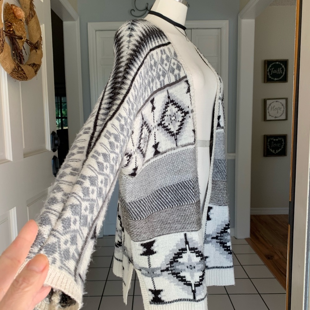 🌟Aeropostale Cardigan- Aztec pattern - Picture 2 of 7